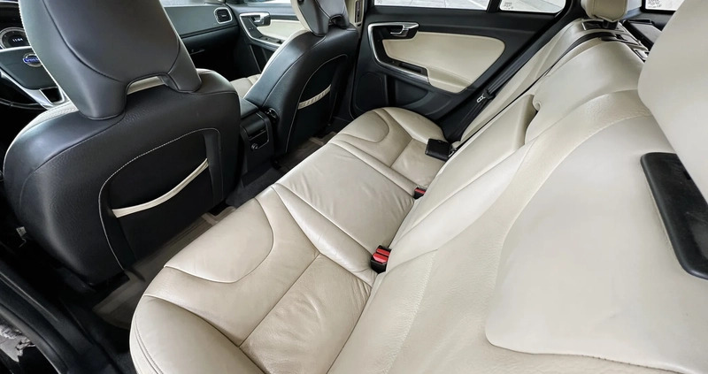 Volvo V60 cena 34900 przebieg: 262000, rok produkcji 2011 z Olsztyn małe 781